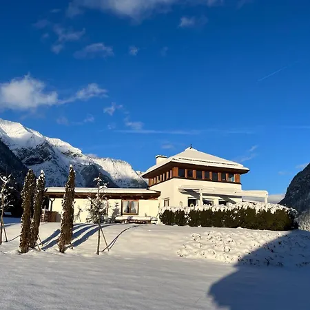 With Trail & Mountain Views, Cleaning Included Tatil Evi