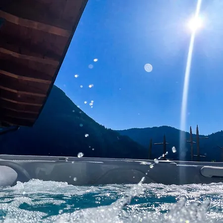 With Trail & Mountain Views, Cleaning Included Vakantiehuis