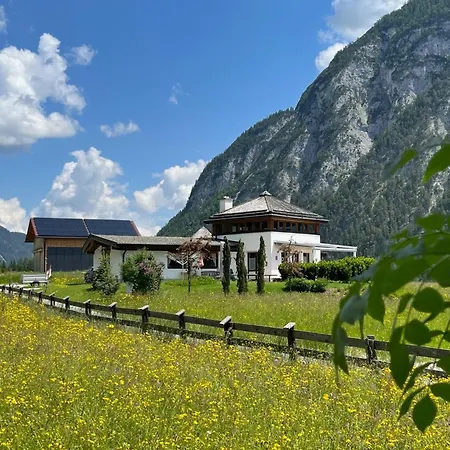 With Trail & Mountain Views, Cleaning Included Vakantiehuis